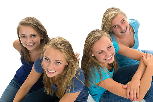 улыбающихся подростков друзей (studio shot) - female04 стоковые фото и изображения