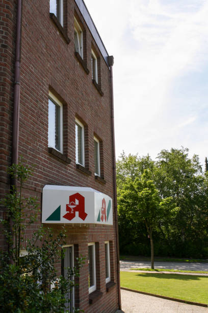 esterno dell'edificio e logo del marchio albert schweitzer a itzehoe, germania. - albert schweitzer foto e immagini stock