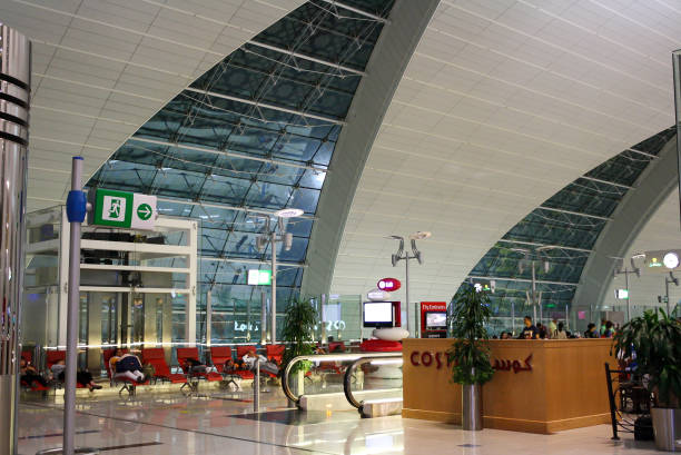 밤의 두바이 국제 공항 터미널 내부. - dubai united arab emirates airport indoors 뉴스 사진 이미지