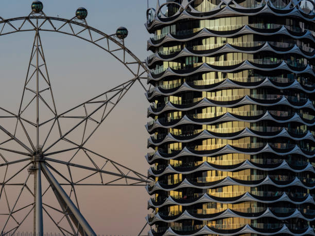 bold architecture and ferris wheel - melbourne cityscape clear sky day imagens e fotografias de stock