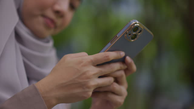 Muslim woman Creative new idea business in mobile phone