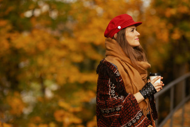 mulher pensativa no chapéu vermelho com lenço - autumn women leaf scarf - fotografias e filmes do acervo