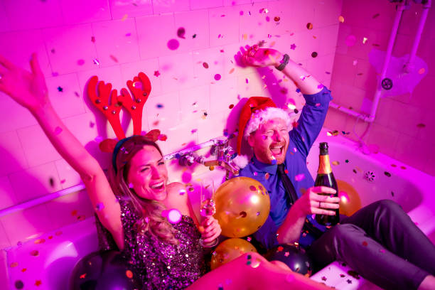 para pijąca szampana podczas nocnego odliczania imprezy noworocznej - spring cleaning women cleaning dancing zdjęcia i obrazy z banku zdjęć