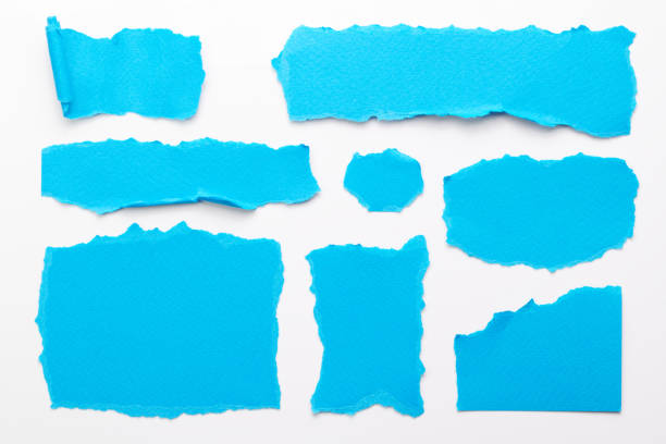 破れた縁を持つ破れた紙片のアートコラージュ。��付箋コレクションの青い色、ノートブックページの断片。抽象的な背景 - pale shades ストックフォトと画像