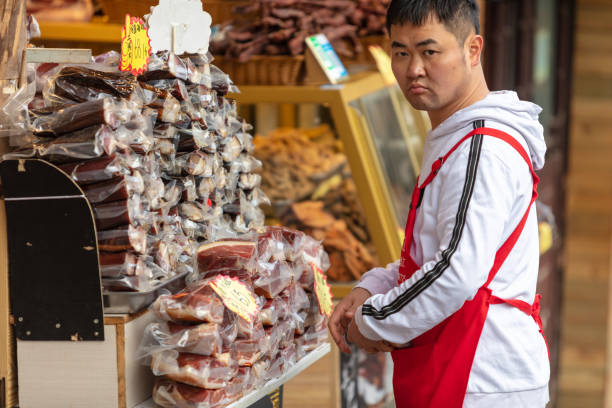 Streets in Qingyan Ancient Town, Guizhou, China, shops and clerks selling bacon Streets in Qingyan Ancient Town, Guizhou, China, shops and clerks selling bacon 街燈 stock pictures, royalty-free photos & images