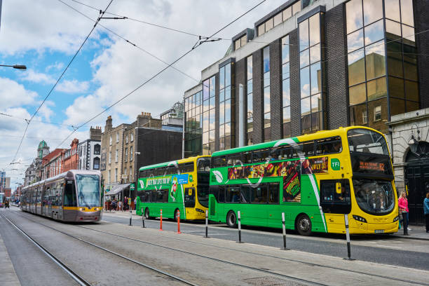 autobus e tram su abbey street lower a dublino - republic of ireland dublin ireland bus city foto e immagini stock