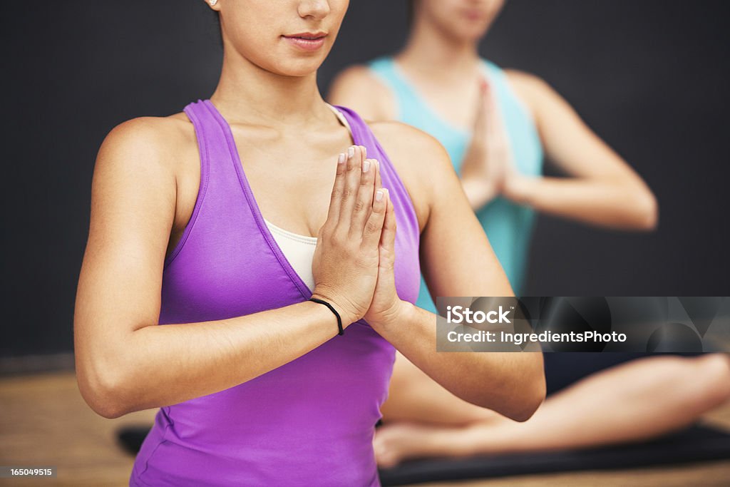 Plano aproximado de uma jovem mulher na aula de ioga. - Royalty-free Aconchegante Foto de stock