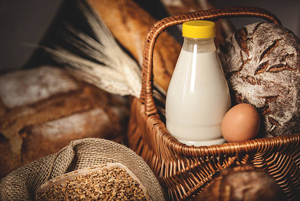 korb mit lebensmitteln milchprodukten, brot und eiern. - milk bread stock-fotos und bilder