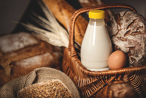 cesta de alimentos, productos lácteos, pan y a los huevos de gallina. - milk bread fotografías e imágenes de stock