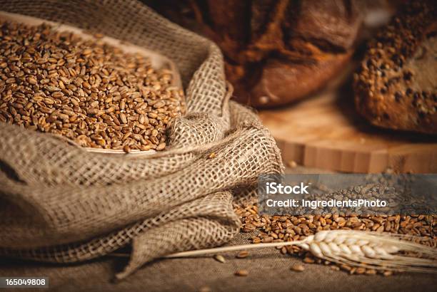 색 Of 낟알 및 식빵 굴절률은 배경 밀에 대한 스톡 사진 및 기타 이미지 - 밀, 곡초류, 주머니