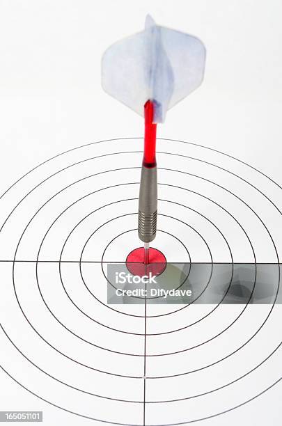 Dart In Destinazione - Fotografie stock e altre immagini di Accuratezza - Accuratezza, Aspirazione, Bloccato