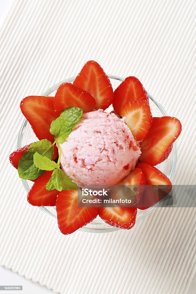 Frutas com sorvete de morango - Foto de stock de Baga - Fruta royalty-free
