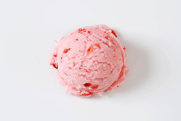 ストロベリーアイスクリームスクープを白で分離 - 半球 ストックフォトと画像