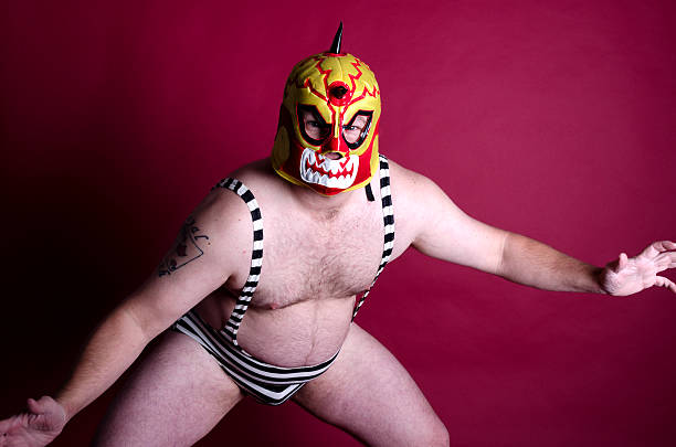uomo in posa con maschera di ferro e un unico pezzo. - wrestling mask foto e immagini stock