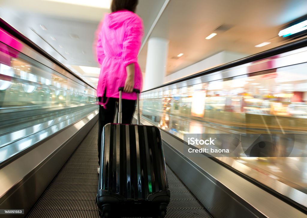 Aeropuerto de un pasaje peatonal. - Foto de stock de Avión libre de derechos