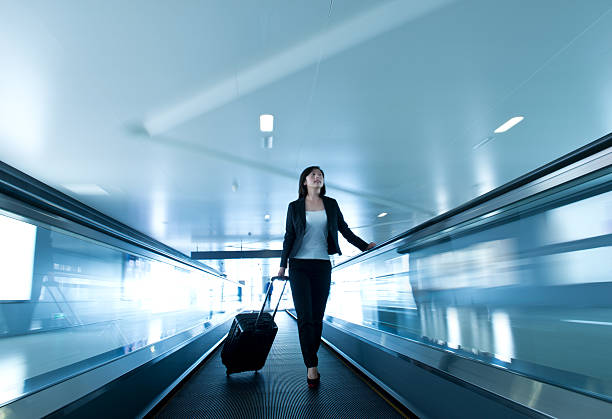 деловая женщина в аэропорту - moving walkway escalator airport walking стоковые фото и изображения