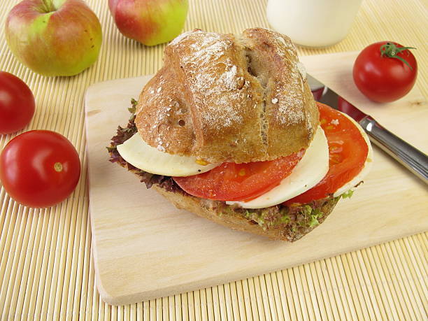 pain de seigle avec tomates et mozzarella en prenant le long de - mitnehmen photos et images de collection