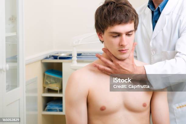 Arzt Rückenwirbel Testing Patientens Neck Stockfoto und mehr Bilder von Alternative Behandlungsmethode - Alternative Behandlungsmethode, Arzt, Berufliche Beschäftigung