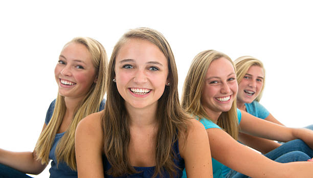 улыбающаяся группа друзей школы, белом фоне - female04 стоковые фото и изображения