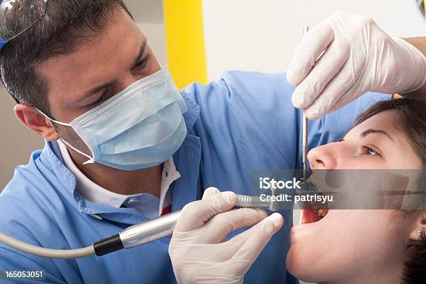 Limpieza Dental Primer Plano Foto de stock y más banco de imágenes de Dentista - Dentista, Movimiento borroso, Abrillantar