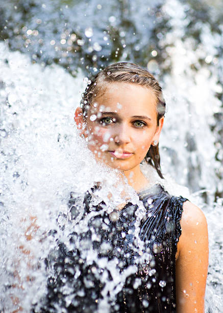 красивая женщина, наслаждаясь водопад teen - female04 стоковые фото и изображения