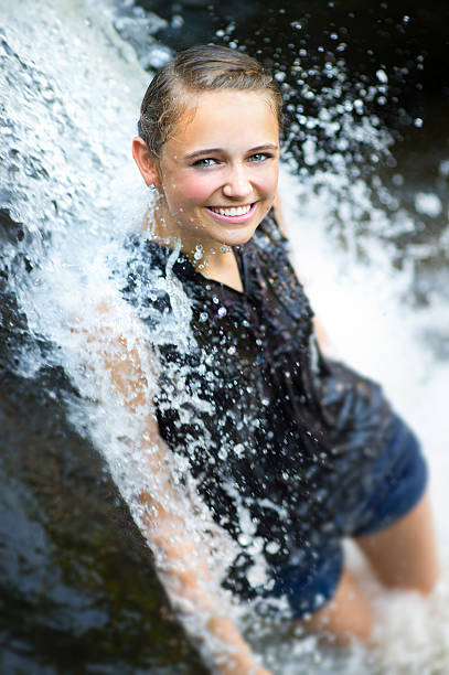 美しい若い女性の滝をお楽しみいただけます。 - female04 ストックフォトと画像