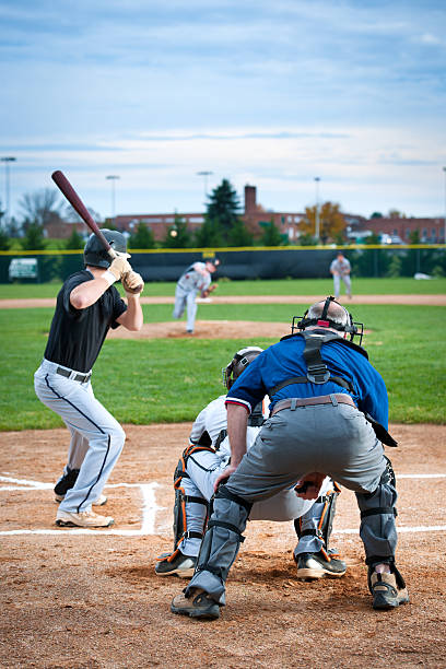 beisebol massa crua em balanço médio - baseball catcher baseball umpire batting baseball player imagens e fotografias de stock