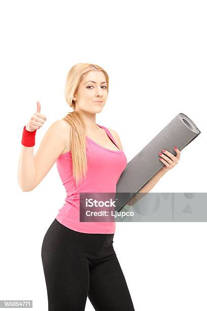 Fitness Mulher A Segurar O Tapete E De Dar O Polegar Para Cima - Fotografias de stock e mais imagens de Adulto