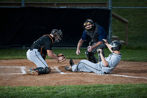 joueur de baseball de diapositives au home plate - baseball baseball player base sliding photos et images de collection