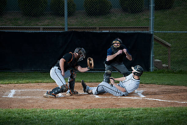 joueur de baseball de diapositives au home plate - baseball umpire baseball team safety photos et images de collection