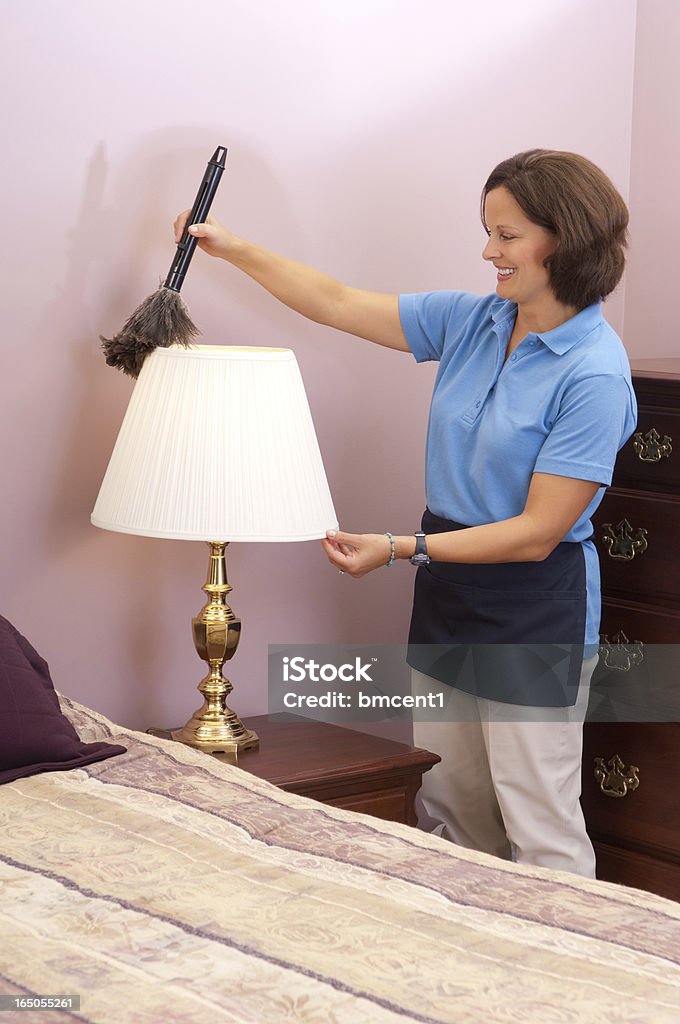 Mujer de la limpieza el dormitorio - Foto de stock de Limpiar libre de derechos