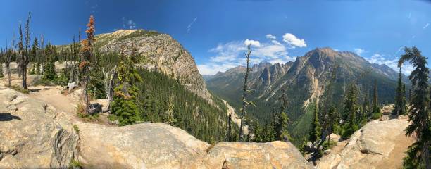 vista grandangolare del washington pass (5477') nel north cascades national park. - north cascades national park washington state northern cascade range mountain pass foto e immagini stock