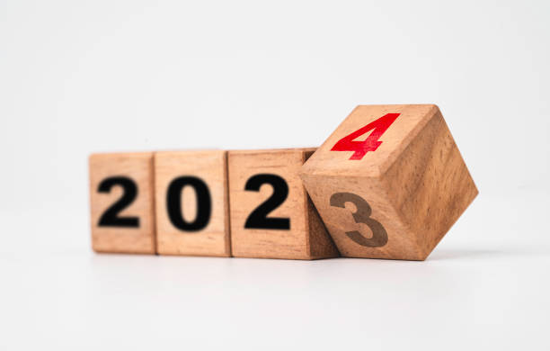 umdrehen von 2023 bis 2024 auf holzblockwürfel zur vorbereitung frohe weihnachten und einen guten rutsch ins neue jahr, ändern sie sich und starten sie ein neues geschäftszielstrategiekonzept. - year block cube new years eve stock-fotos und bilder