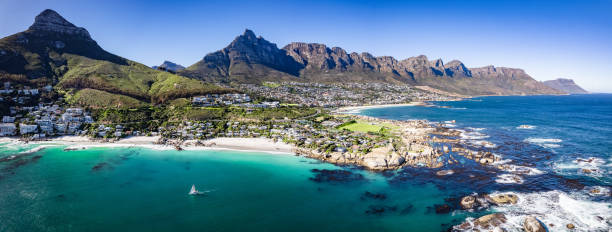 vue aérienne de la plage de clifton à cape town, cap-occidental, afrique du sud - clifton le cap photos et images de collection