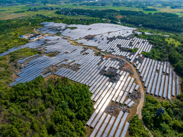 山の太陽光発電パネル - 太陽光パネル ストックフォトと画像