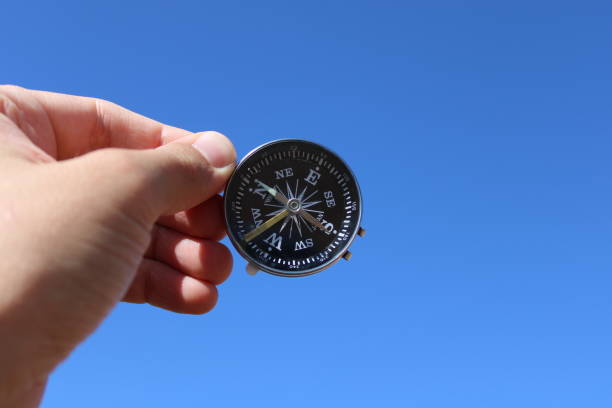 kompas kierunkowy w męskiej dłoni - compass exploration the way forward beach zdjęcia i obrazy z banku zdjęć