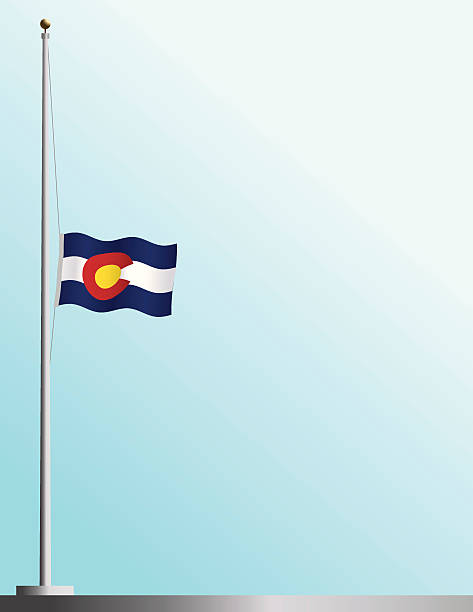 flagge von colorado in half-mitarbeiter - colorado flag us state flag usa stock-grafiken, -clipart, -cartoons und -symbole