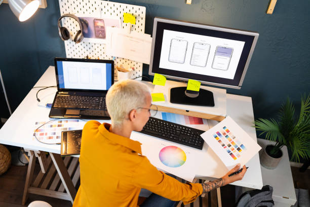 junge frau arbeitet in ihrem homeoffice - grafiker stock-fotos und bilder