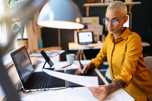 junge frau arbeitet in ihrem homeoffice - grafiker stock-fotos und bilder