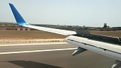 flugzeuglandung-bei-starkem-wind-mit-turbulenzen-die-durch-das-fenster-gesehen-werden.jpg?b=1&s=170x170&k=20&c=3QHNseQf05_ZDF_wIilukdFRpVFkUtBQuUcAUErCNE4=