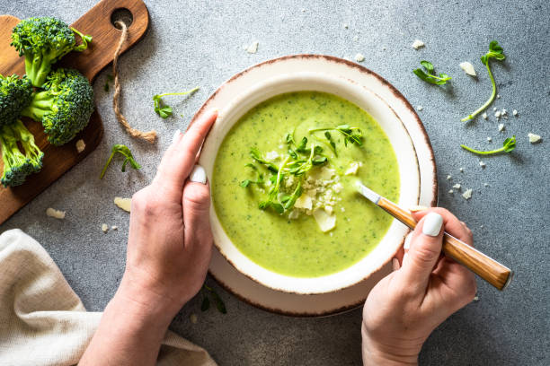 zuppa di crema di broccoli con panna e parmigiano. - cream of broccoli foto e immagini stock