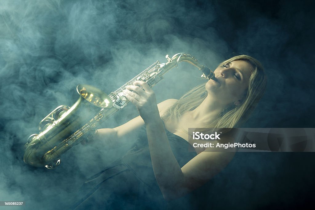 Piękna kobieta Gra Saksofon - Zbiór zdjęć royalty-free (Jedna osoba)