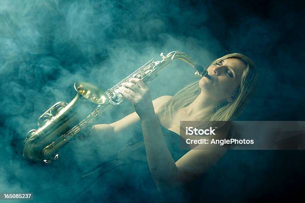 Piękna Kobieta Gra Saksofon - zdjęcia stockowe i więcej obrazów Jedna osoba - Jedna osoba, Kobiety, Saksofon