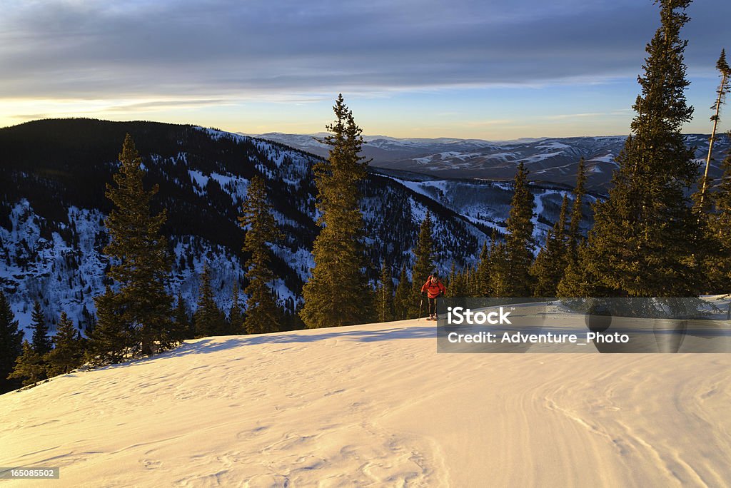 Pratique du ski dans l'arrière-pays - Photo de Activité de loisirs libre de droits