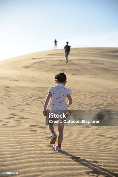 Jovem Menina Andar Através Do Deserto Após A Sua Família - Fotografias de stock e mais imagens de Ao Ar Livre