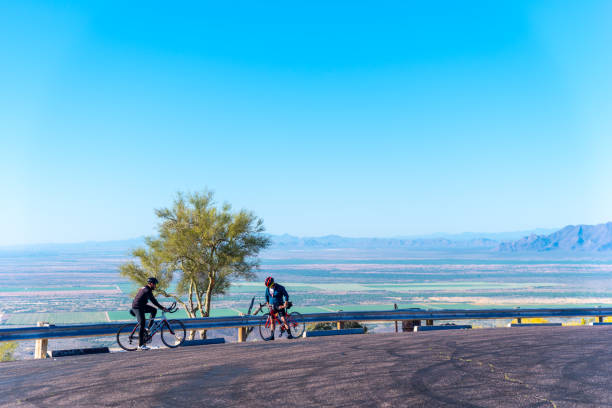 rowerzyści na south mountain - clifford zdjęcia i obrazy z banku zdjęć