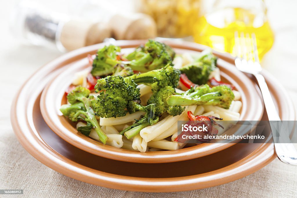 Pâtes nourrissantes avec des légumes rôtis - Photo de Aliment libre de droits