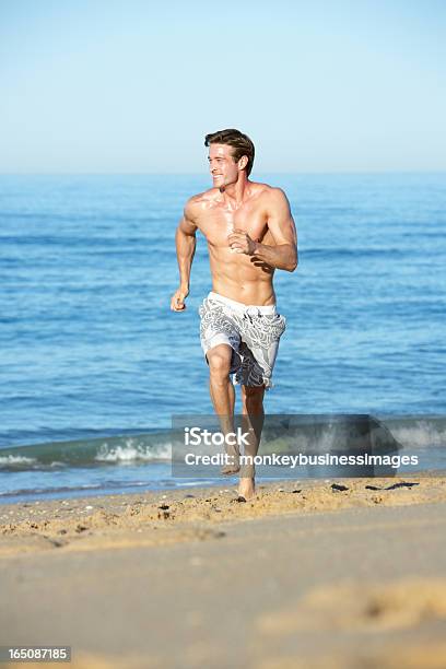 Młody Człowiek Działa Na Lato Plaża - zdjęcia stockowe i więcej obrazów 20-29 lat - 20-29 lat, Aktywny tryb życia, Biegać