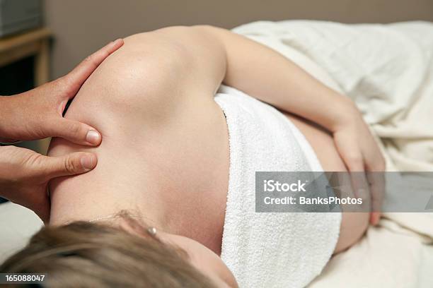 Schwangere Frau Schwangerschaftsmassage Stockfoto und mehr Bilder von Massieren - Massieren, Schwanger, Masseur