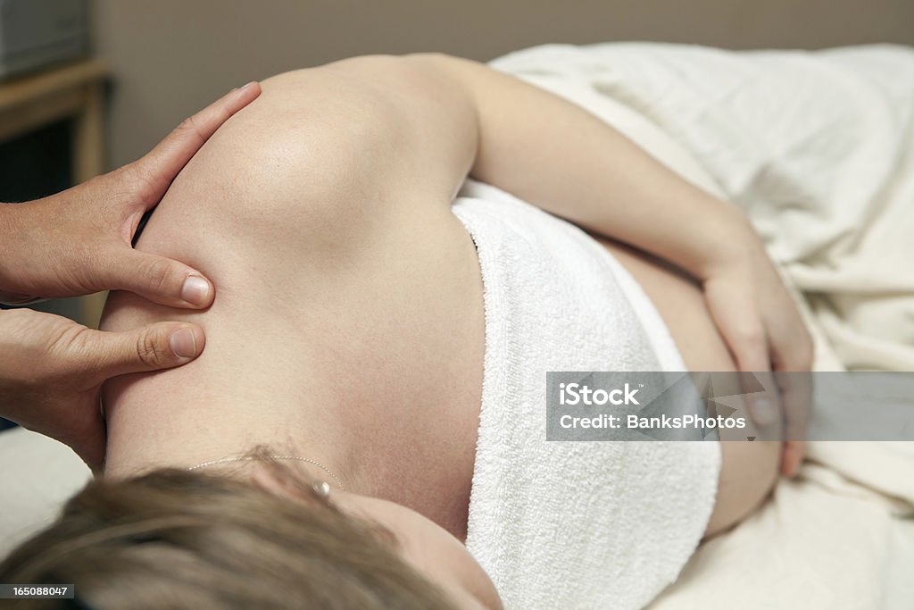 Mulher grávida massagem pré-natal - Foto de stock de Massagear royalty-free